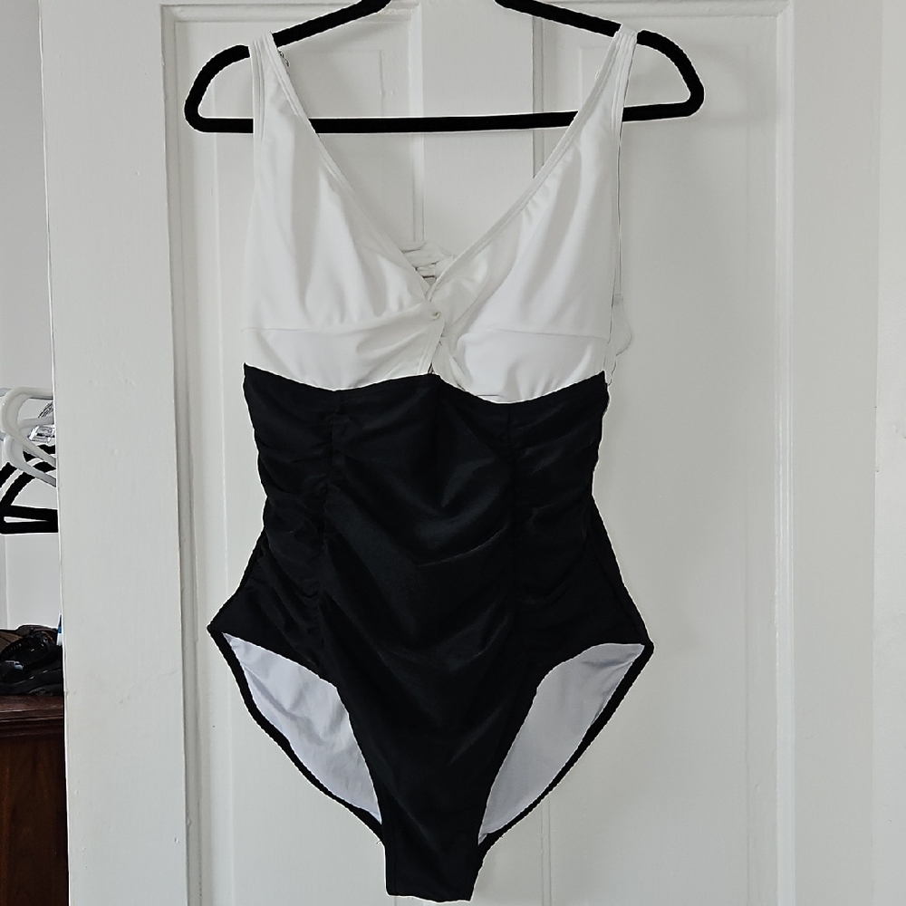 EoMenie Black And White One Piece Bathingsuit Size XL